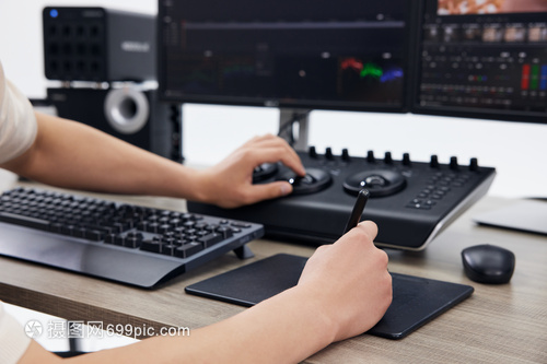 男性后期修圖師手部特寫 不可或缺的軟件與輔助設(shè)備